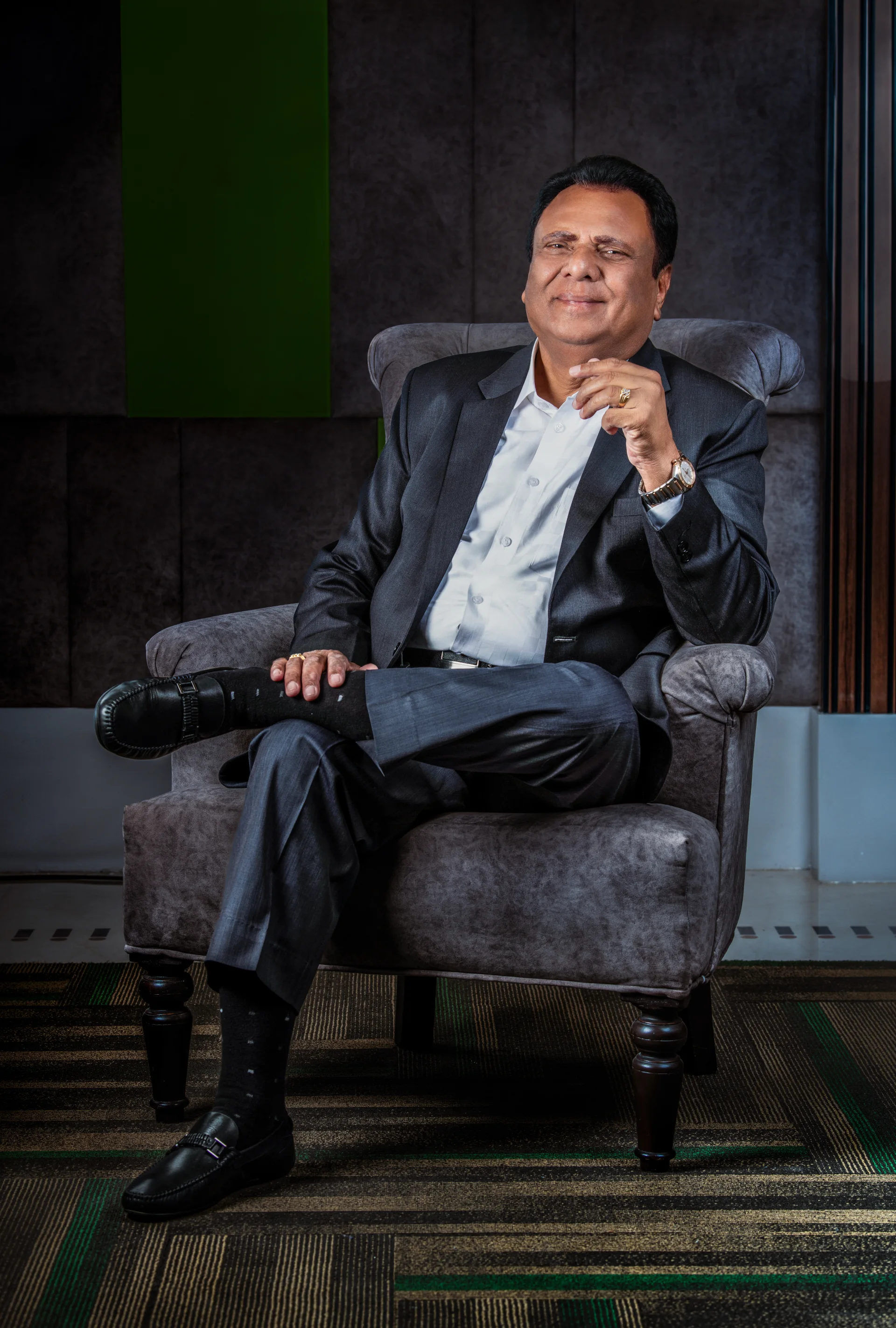 Shri Suresh Pal receiving an award on stage